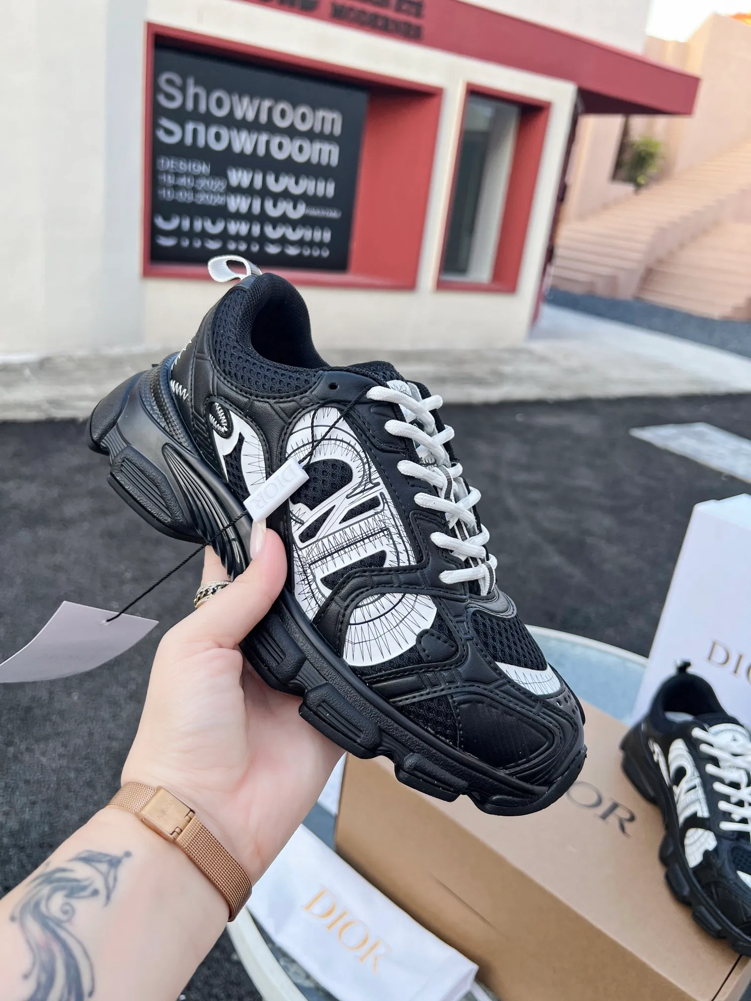 👟👟Ex-factory price 600👟👟 High version couple model🍸 Dior Dior | 2024 ˢˢDilraba, many stars have the same style. L’s 2024 spring and summer new products. The latest popular Chrono series, thick-soled mesh color-blocking running shoes, dad shoes, casual sports shoes series〰 Original purchase, development and production👍🏻This Dior Chrono sneaker is made of white and black mesh fabric with leather effect panels. The CD logo on both sides, the star patch on the tongue and the Dior logo on the heel, many details highlight the style. The two-tone laces, lightweight sole and star embellishment allow for a casual look all year round, complementing a variety of casual or elegant pieces. ♺Upper: Original imported first-layer cowhide + mesh ♺Inner lining: Original customized breathable lining ♺Outsole: Original molded EVA super light and super soft outsole ♺Heel height: 4.5cm ♺Size: Female 35-41 Male 39-45 (Female 40.41 Male 45 customized)